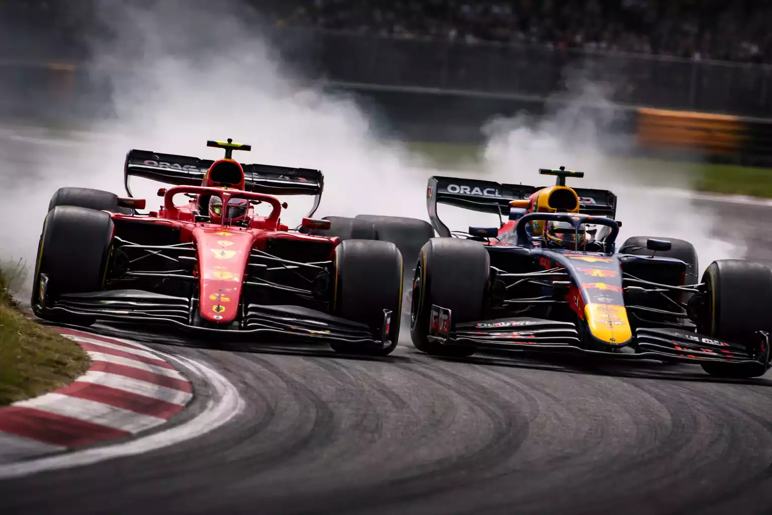 Twee Formule 1 autos zij aan zij in bocht tijdens duel