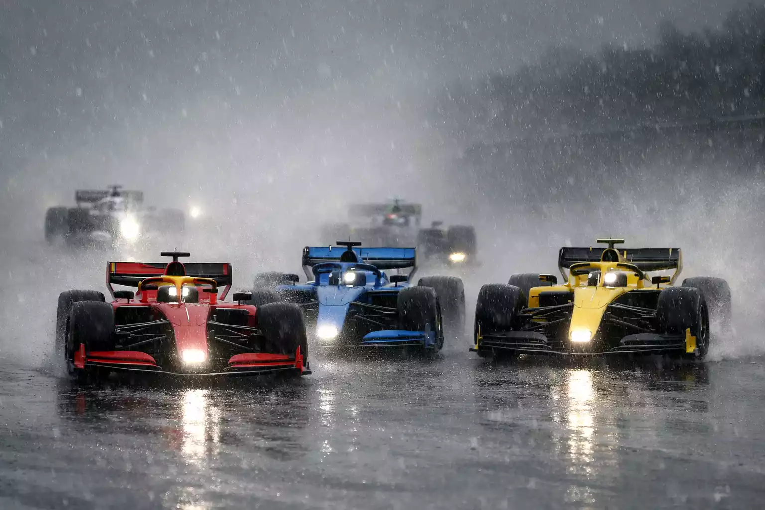 F1 race in de regen met spatwater en koplampen